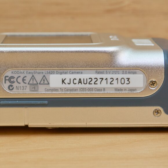 Vintage Kodak Easyshare LS420 2.1 MP Digital Camera, Silver, with original case - Picture 9 of 9